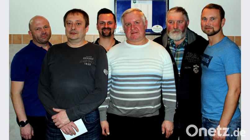 Voristzender Mario Bäumler (links) und Stellvertreter Bernhard Kick (rechts) gratulieren (ab Zweiter von links) Franz Kiesl, Harald Meissner, Gerhard Rath und Josef Lindner. Bild: zer