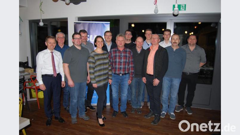 Wahlleiter Tobias Reiß (links) und JU-Vorsitzender Fabian Wiesnet (Dritter von rechts) gratulieren Helmut Bößl, Christian Schmid, Hans Wiesnet, Tanja Renner, Gerhard Hey, Alfons Speckner, Peter Helldörfer, Josef Thaller, Oliver Schneider, Reinhold Kraus und Gerd Wiesnet (von links) zur Wahl in das Vorstandschaftsgremium. Bild: wmi