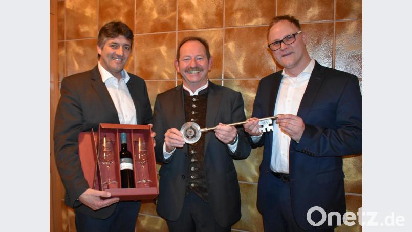 Helmut Amschler (Mitte) geht in den Ruhestand. Bürgermeister Edgar Knobloch (links) und Amschlers Nachfolger als Vorstand der Stadtwerke, Frank Neubauer (rechts), bedanken sich bei ihm für seine Arbeit. Bild: rgr