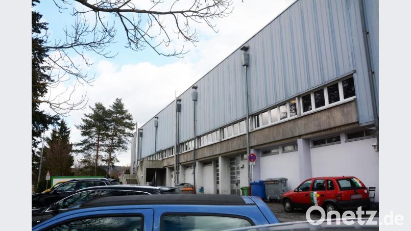 Auch für die Sanierung der Mehrzweckhalle samt Tribüne bittet die Stadt um Fördermittel. Bild: Gabi Schönberger