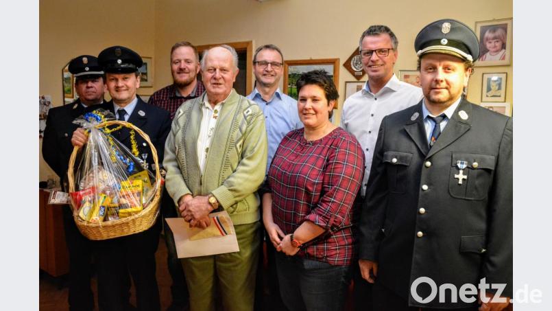 Dem Jubilar Georg Schlosser (Vierter von links) gratulieren Vertreter der örtlichen Vereine und Bürgermeister Hermann Falk (Zweiter von rechts) zum 80. Geburtstag. Bild: fdl