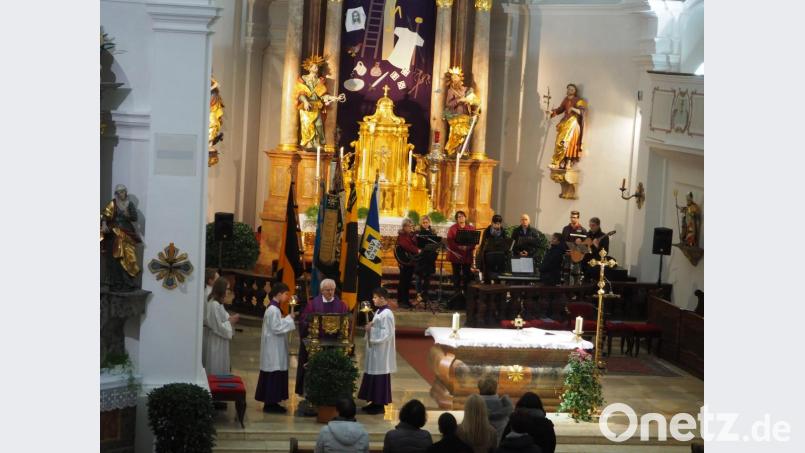 Die Vereine präsentieren im Gottesdienst ihre Fahnen. Bild: krb