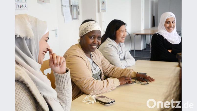 Lernen macht Spaß. Bei den Frauen im Integrationskurs jedenfalls gibt es immer wieder mal was zu lachen (von links): Reem, Sara, Mishelle und Alaa. Bild: Gabi Schönberger