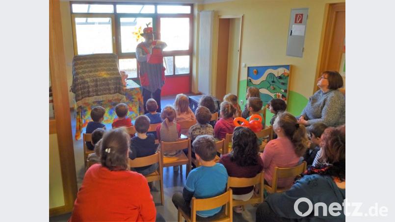 Für verblüffte Mädchen und Buben sorgt Zauberer Wobby bei seinem Auftritt im Waldecker Kindergarten. Auch Leiterin Kerstin Dilling verfolgt gebannt seine Tricks. Bild: hl