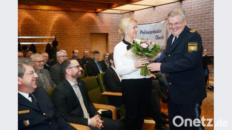 Vom Polizeichef gab´s Blumen für Helene Dodell. Bild: Gabi Schönberger