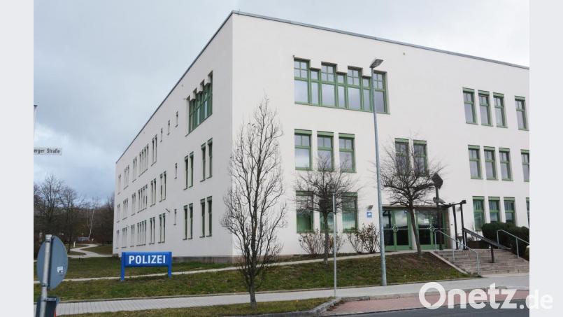 Der Eingangsbereich mit der Wache (links von der Tür) der Polizeiinspektion Weiden soll noch in diesem Jahr umgebaut werden. Bild: Gabi Schönberger