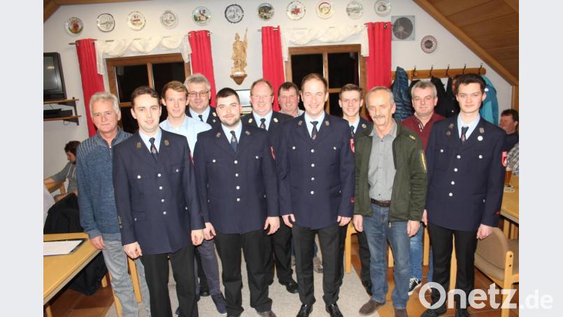 An der Spitze der Feuerwehr Gleiritsch stehen künftig die beiden Vorsitzenden Thomas Zinkl und Lukas Geyer (vorne, von links). Sebastian Zeus (vorne, Mitte) fungiert in Personalunion als Kassier und Schriftführer. Bürgermeister Hubert Zwack (Dritter von rechts) gratulierte zur Wahl. Bild: frd