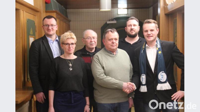 Der neue Ortsvorsitzende Jonas Dittrich (rechts) bedankt sich bei seinem Vorgänger Josef Amann (Dritter von rechts) für dessen Verdienste. Bild: exb