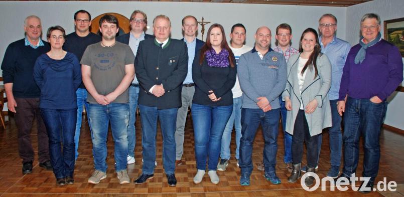 Im neu gewählten Vorstandsteam (unser Bild) übernimmt wieder Dieter Rosenberg (Sechster von links) den Vorsitz. Nicht mit im Bild sind seine beiden Stellvertreter Josef Wiesent und Karl Eckert sowie Beisitzer Florian Prem, die an diesem Abend verhindert waren. Bild: wee