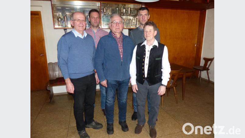 Der neue Jagdvorsteher mit Stellvertreter und die ausscheidenden Mitglieder (von links): Alfred Gilch), Matthias Götz, Anton Lorenz, Michael Müller und Johann Schlegl. Bild: hme