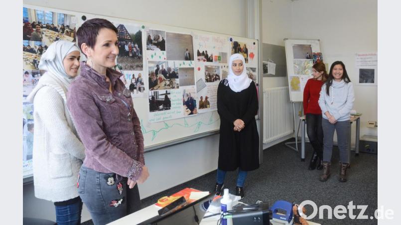 Was sie bei den Besuchen im Freilandmuseum in Neusath-Perschen oder in der Regionalbibliothek gelernt haben berichten (von links) Reem, Valerie, Alaa, Amal und Mishelle live und anhand der gestalteten Plakate. Bild: Gabi Schönberger