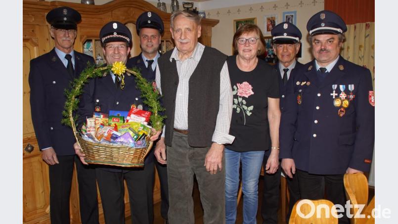 An seinem 75. Geburtstag freute sich Josef Höcherl (Mitte, mit Gattin Maria) über den Besuch einer Abordnung der Feuerwehr Gaisthal mit Vorsitzendem Alois Sorgenfrei (Zweiter von links) und Kommandant Josef Fleißer (rechts). Bild: mmj