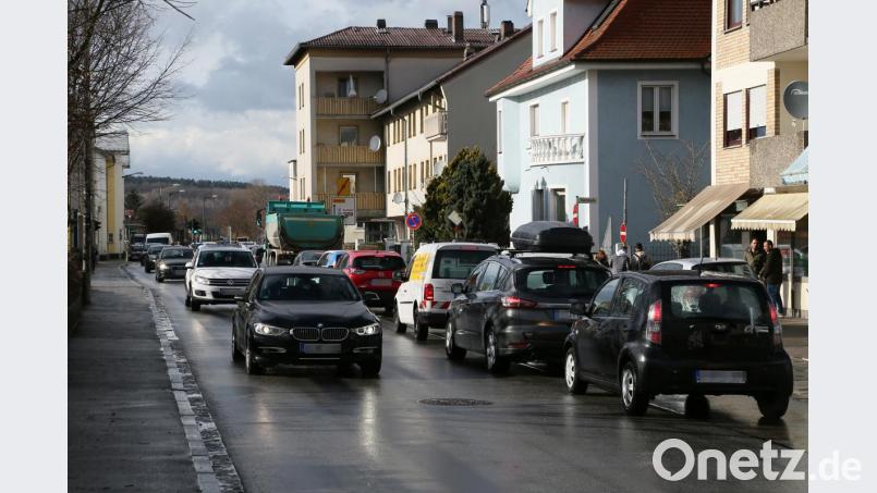 Umleitung in der Ebert-Straße bedeutet: Dichter Verkehr in der Pesserlstraße in Schwandorf. Bild: Hösamer