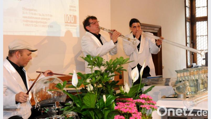 Trötende, schnarrende, lyrisch-sanfte und rhythmisch harte oder stimmhafte Töne kann das Trio Pura Crema seinen Blas- und Percussion-Instrumenten aus Glas mit jazzigen Improvisationen entlocken. Zum Erstaunen des Eröffungspublikums. Bild: Stephan Huber