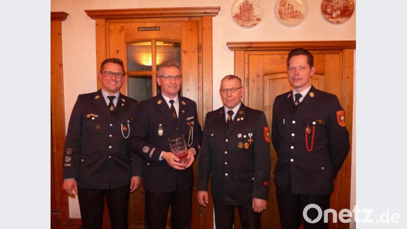 Bei der Jahresmitgliederversammlung wurden die langjährigen Aktiven Hermann Müller (2. von links) und Bernhard Männer (2. von rechts) verabschiedet. Kommandant Tobias Tippmann (links) und sein Stellvertreter Christian Burger (rechts) dankten für ihr Engagement. Bild: flm