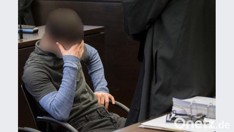 „Ich weiß nicht, wie das geschehen konnte“ - Ali B. beim Prozessauftakt. Bild: Boris Roessler/dpa