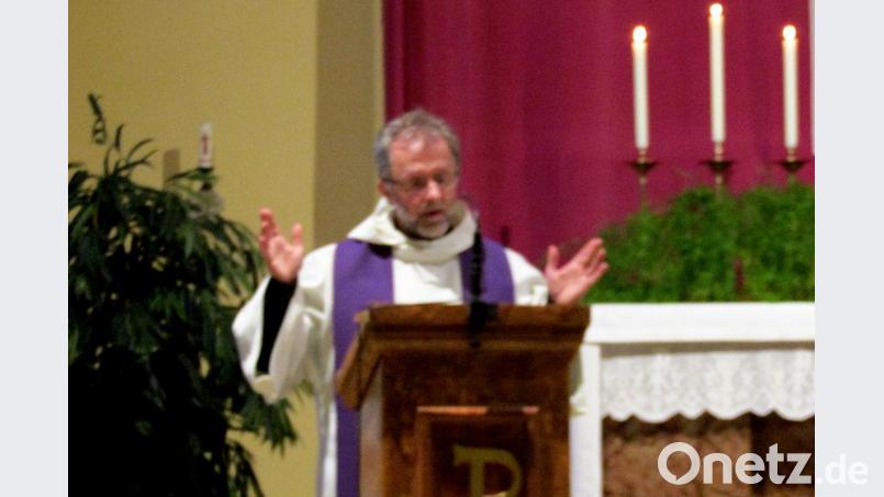 Pfarrer Markus Wittal bei der Predigt Bild: sck