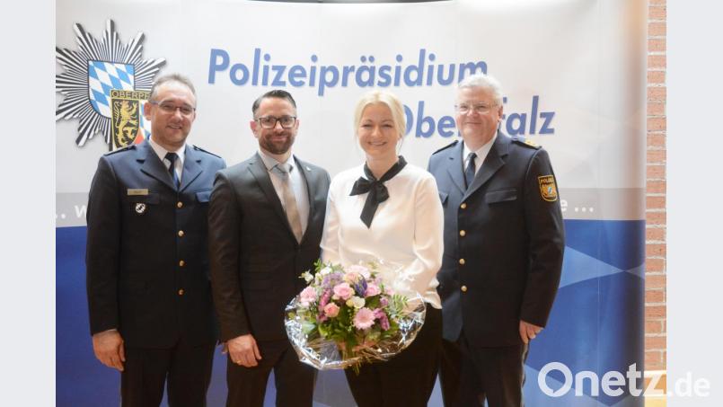 Der Wechsel an der Spitze der Kriminalpolizeiinspektion Weiden ist nun offiziell vollzogen. Polizeipräsident Gerold Mahlmeister (rechts) verabschiedete Polizeidirektor Thomas Bauer (links) und begrüßte dessen Nachfolger Kriminaloberrat Jürgen Dodell mit Ehefrau Helene. Bild: Gabi Schönberger