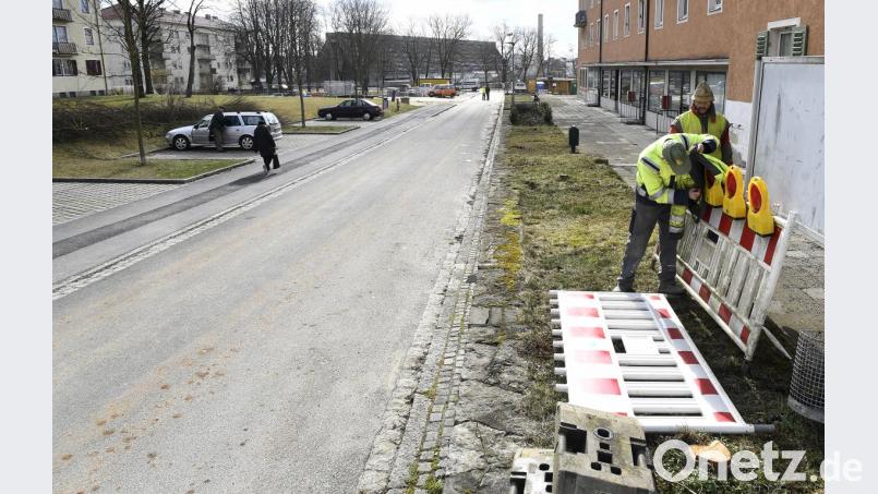 Noch ist der Claudiweg am Bergsteig befahrbar. Arbeiter richten aber schon mal die Absperrungen her, die ab Montag stehen. Und voraussichtlich bis Ende des Jahres bleiben. Bild: Petra Hartl