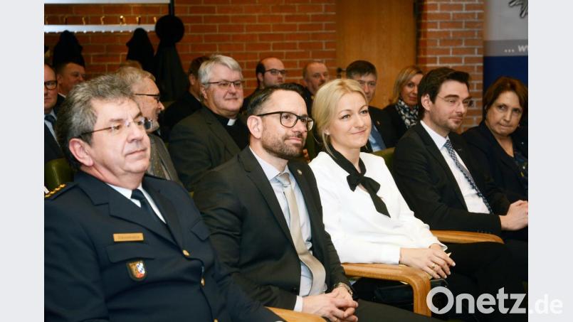 Vertreter aus Politik, Justiz, verschiedener Behörden und Organisationen nahmen an der Feierstunde zum Amtswechsel bei der Kriminalpolizei teil. Bild: Gabi Schönberger