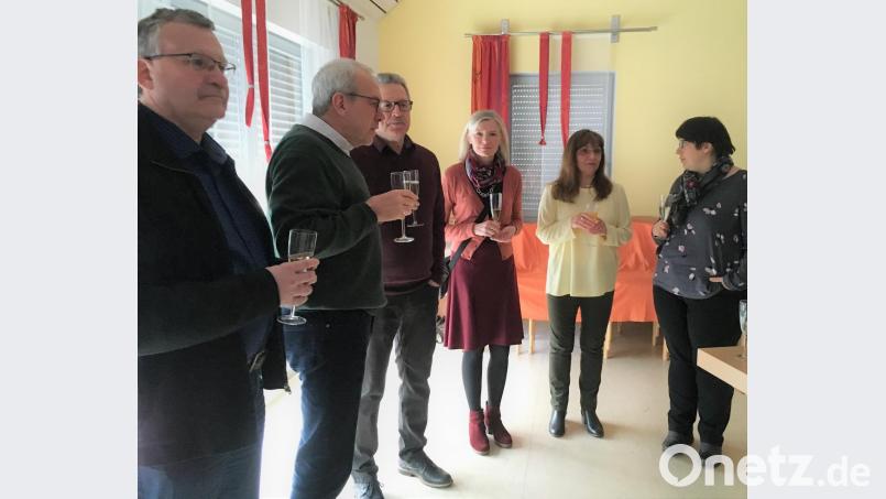 Initiator und Vorsitzender des Fördervereins Hans-Peter Pauckstadt-Künkler (Zweiter von links) freut sich mit Vorstandsmitgliedern und Gästen, das kleine Jubiläum feiern zu können, bei dem ersichtlich wurde, wie wertvoll die Veranstaltungen für alle Etzenrichter Vereine sind. Bild: wlr