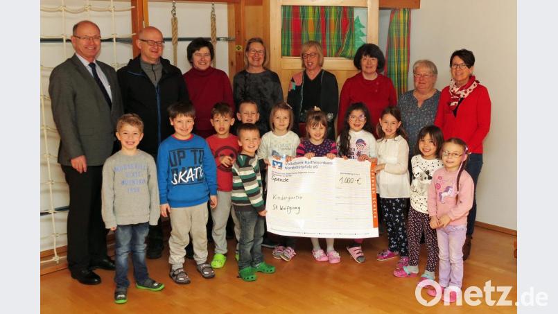 Eine Abordnung der fleißigen Damen übergab den Scheck an die erfreuten Kinder des Kindergarten St. Wolfgang in Rothenstadt. Leiterin Gabriele Bösl-Mrazek (rechts) und Pfarrer Heribert Englhard (links) sowie Kirchenpfleger Hans-Jürgen Federl dankten im Namen der Mädchen und Buben. Bild: Dobmeier