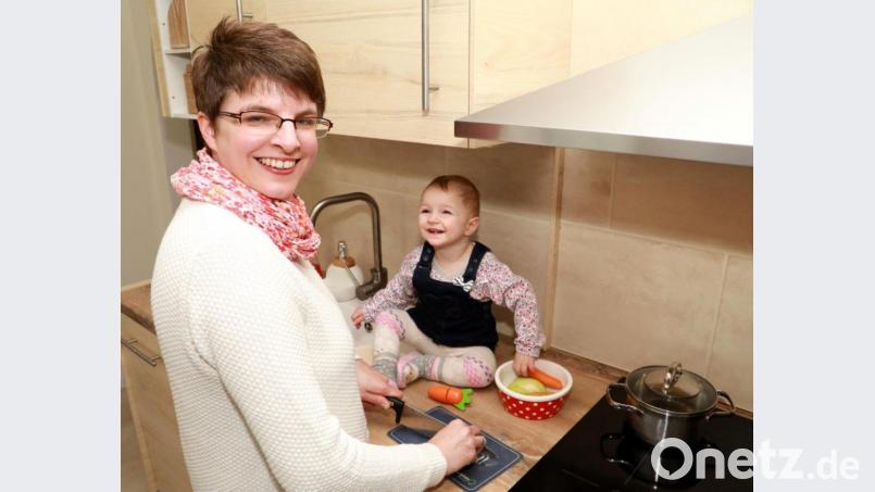 Kristina Heinzel-Neumann ist Gemüse-Fan. Auch Töchterchen Eleonore ist gesundem Essen nicht abgeneigt. Bild: exb