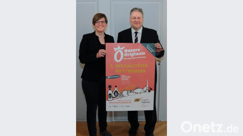 Regionalmanagerin Maria Regensburger und Landrat Richard Reisinger fordern Erzeuger aus der Region auf, sich am zweiten Spezialitätenwettbewerb der Metropolregion zu beteiligen. Bild: Christine Hollederer