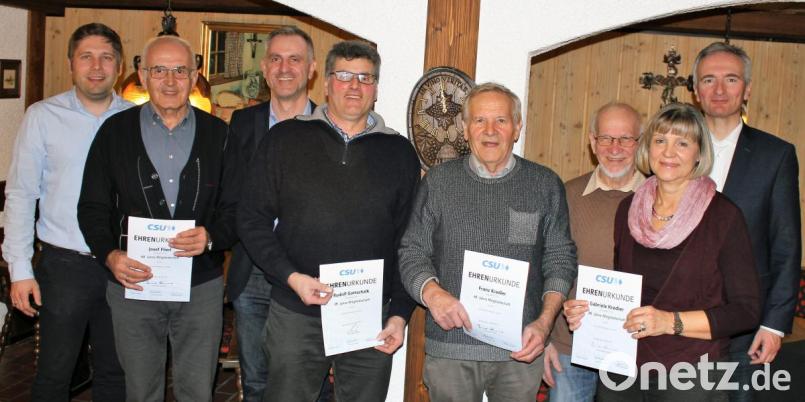 Den geehrten Jubilaren Josef Flierl, Rudolf Gottschalk, Franz Kredler und Hans Kredler (mit Urkunden vorne, von links) gratulieren Zweiter Bürgermeister Cajetan Kredler, der alte und neue Ortsvorsitzende Markus Rösch und CSU-Kreisvorsitzender Harald Schwartz (hinten, von links). Bild: ads