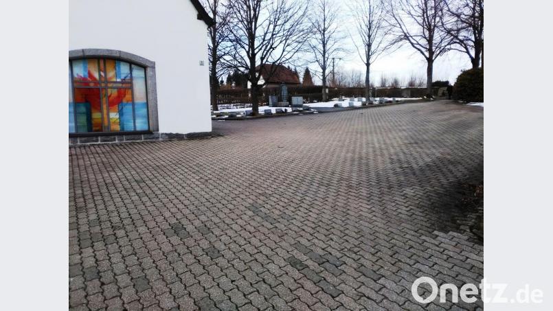 Die Natur dankt herzlich für die Entsiegelung: Die riesige, unschöne Pflasterfläche um das Leichenhaus muss weichen und wird eine umweltverträgliche Umgestaltung erfahren. 90 000 Euro ist das Gemeinde wert. Entsprechend lautet der Ansatz im Haushalt 2019. Bild: ld