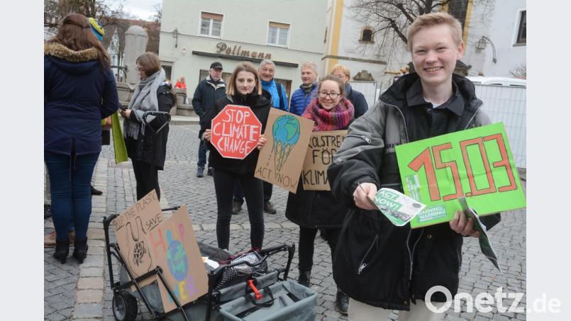 Lukas Prölß (rechts) mobilisiert mit anderen Schülern zum Schülerstreik am 15. März in Weiden. Die Ortsgruppe hat bereits 130 Chat-Mitglieder. Bild: Gabi Schönberger