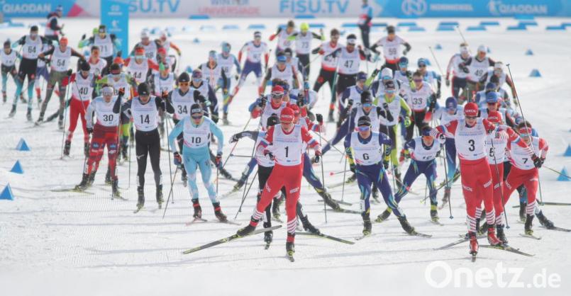 Der Kampf um die besten Positionen beim 30-Kilometer-Massenstart-Rennen in Krasnojarsk. Der Hirschauer Jakob Lauerer (links hinten, Startnummer 54) lief in seinem fünften Rennen bei der 29. Winter-Universiade auf Platz 31. Bild: adh