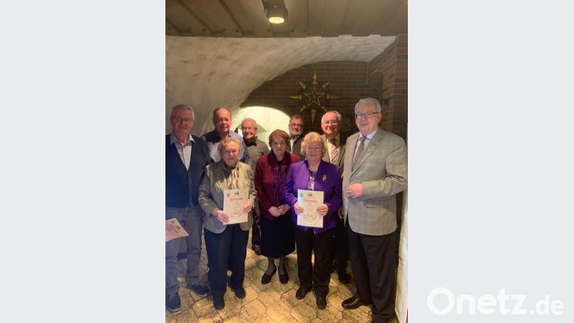 Vorsitzender Karl Beer (rechts) ehrte zahlreiche Mitglieder für langjährige Treue zum Bürgerverein. Bild: exb