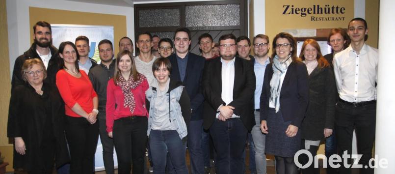 Die Junge Union Schwandorf wählte einen neuen Vorstand mit dem Vorsitzenden Benedikt Riedl (Mitte) an der Spitze und positioniert sich für die Kommunalwahlen 2020. Bild: Hirsch