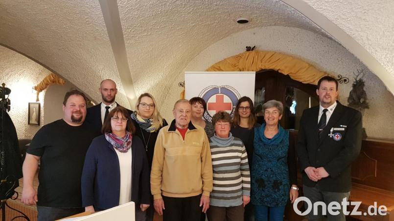 Diverse Auszeichnungen gab es bei der Wasserwacht Waldsassen. Im Bild einige der geehrten Mitglieder mit Vorsitzendem Gerald Spandel (rechts). Bild: exb
