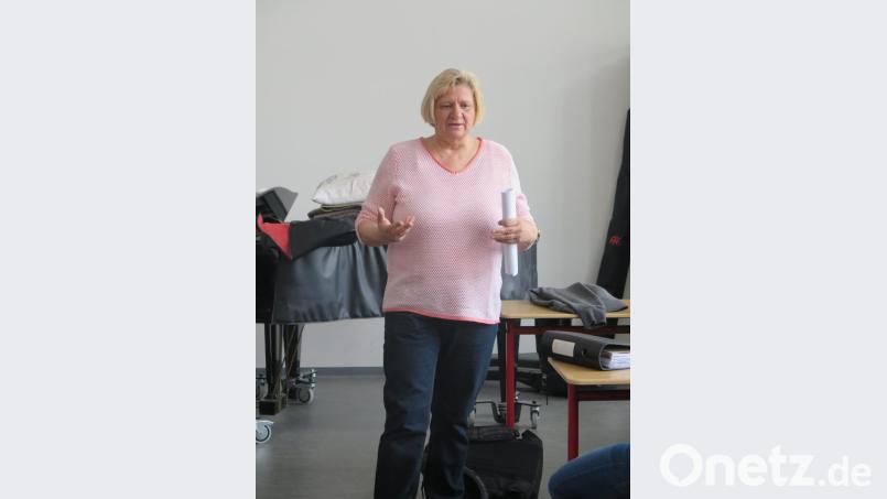 In den zehnten Realschulklassen berichtet Hildegard Haupt aus Grafenwöhr von ihrer Arbeit als Hospizhelferin und Trauerbegleiterin. Bild: jzk