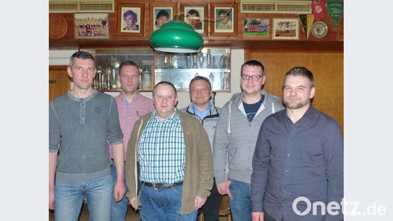 Sie sind neu gewählt: Der neue Jagdvorsteher Michael Müller (links), sein Stellvertreter Matthias Götz (Zweiter von links) und (von links) Georg Meißner (Kassier), Wolfgang Schraml (Beisitzer), Georg Kick (Beisitzer) und Michael Gräf (Schriftführer). Bild: hme