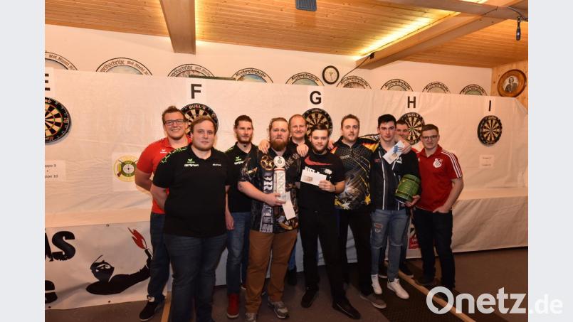 Daniel Bräutigam gewann das 4. Steeldart-Turnier in Mähring. Im Bild die Siegerehrung (von links): Veranstalter Stefan Riedl, Michael Riedl und Martin Freundl, Sieger Daniel Bräutigam, Christian Schärl (Platz 2), Andreas Skrobatz (Platz 3), Thomas Brückner (Platz 4), Veranstalter Sporrer Patrick und Beer Christian sowie (hinten Mitte) Pokalspender Florian Maschauer von der Stadtbäckerei. Bild: exb