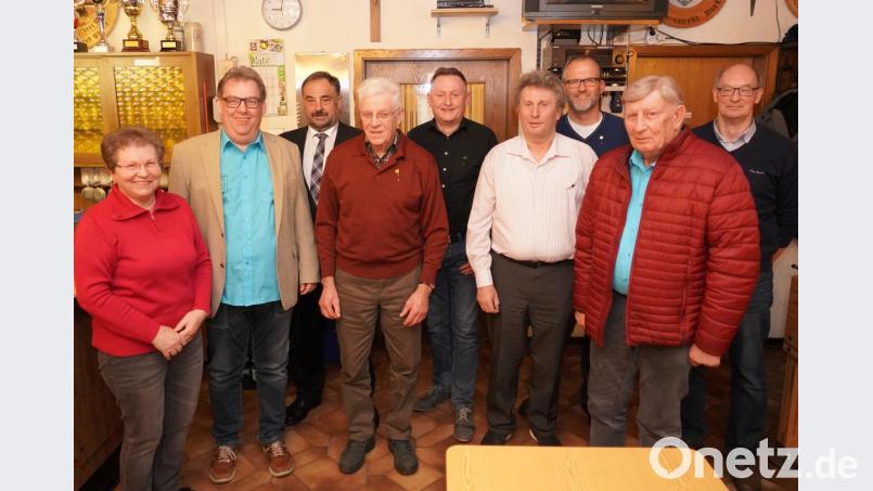 Einige der Geehrten bei der Jahreshauptversammlung der Siedler mit Vorsitzenden Peter Schuch (Zweiter von links) und der Frauenbeauftragten Erna Gollwitzer (links) Bild: fvo