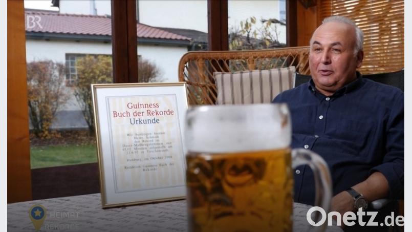 In der Sendung „Heimat der Rekorde“ hat Albert Schmidt beweisen, dass er zurecht Weltmeister im Dauer-Masskrugstemmen ist. Screenshot: BR