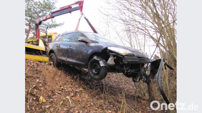 Ein Abschleppwagen zog das Auto aus dem Wasser. Bild: Polizei Sulzbach-Rosenberg