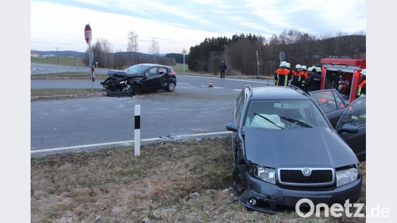 In der Kreuzungsmitte kollidierten die beiden Fahrzeuge zusammen, die beiden Fahrer wurden verletzt. An den beiden Autos entstand Totalschaden. Bild: frd