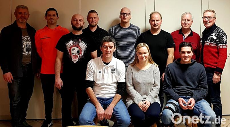 Abteilungsleiter Roland Jahn und Silke Bartsch (sitzend, von links) haben die Fußballabteilung der DJK Weiden im Griff. Bild: R. Kreuzer