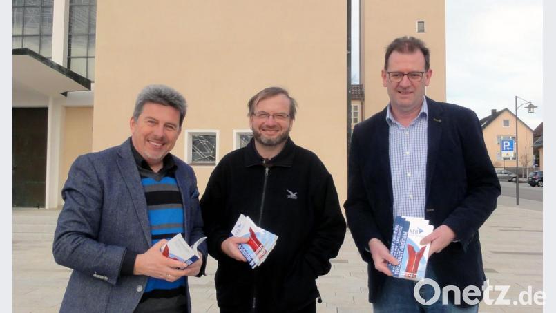 Bildungsreferent Hans Bräuer (von links) lädt mit Pfarrrer Thomas Stohldreier, dem geistlichen Beirat der KEB, und mit dem Vorsitzenden Peter Schönberger ein, gleich einen Blick ins neue Frühlingsprogramm zu werfen. Bild: exb