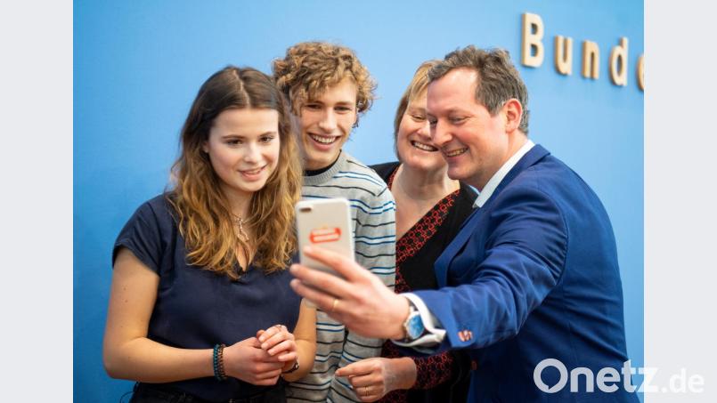 Luisa Neubauer, und Jakob Blasel, Vertreter der Schülerinitiative Fridays for Future, machen vor einer Pressekonferenz zum Thema Schülerproteste für Klimaschutz ein Selfie mit Karen Helen Wiltshire, stellvertretende Direktorin des Alfred-Wegener-Instituts Helmholtz-Zentrum für Polar- und Meeresforschung, und Eckart von Hirschhausen (von links), Arzt und Wissenschaftsjournalist. Bild: Monika Skolimowska/dpa