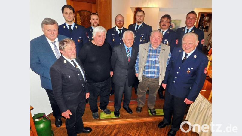 Vorsitzender Sebastian Koch, sein Stellvertreter Andreas Dorsch (hinten von rechts), Bürgermeister Manfred Porsch und Kommandant Volker Hammon und zweiter Kommandant Christian Schwarzer (hinten von links) danken Georg Fichtner (vorne Mitte) für 70 Jahre Mitgliedschaft. Zu 60 Jahren gratulieren sie Paul Koch (vorne links) und Alfred Bauer, zu 50 Jahren Konrad Dörfler und Herbert Dörfler (vorne von rechts). 20 Jahre sind es bei Michael Kreutzer, 10 Jahre aktiv ist Johannes Sehnke (hinten, Vierter und Fünfter von links). Bild: hai