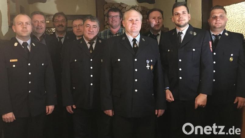 Ehrungen bei der Feuerwehrt Ranzenthal mit Kreisbrandmeister Michael Schmidt, Bürgermeister Joachim Neuss, Peter Redel, Josef Kraus, Vorsitzendem Georg Rupprecht, Norbert Sporrer (40 Jahre aktiver Feuerwehrdienst), Werner Lehner, Marco Sporrer, 2. Kommandant Stefan Braun (25 Jahre) und Kommandant Michael Lengenfelder. Bild: sck
