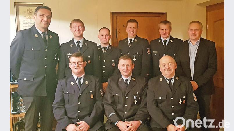Verdiente Brandschützer würdigt die Neuzirkendorfer Feuerwehr bei den Ehrungen. Vorsitzender Gerhard Schindler (stehend, von links) und sein Stellvertreter Manuel Gundel, stellvertretender Kommandant Patrik Fischer und Kommandant Hubert Linhardt, Kreisbandmeister Rainer Kopp und Bürgermeister Jürgen Kürzinger danken unter anderem Siegfried Lehner (vorne, von links), Andreas Gradl und Hermann Linhardt für ihre jahrzehntelange Treue. Bild: ü