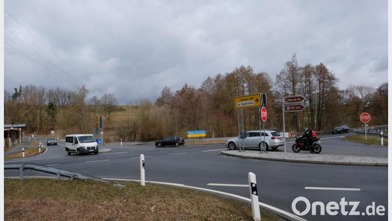 Zu teuer und kein Platz: An der Rußweiher-Kreuzung wird es keinen Kreisel geben, stellen die Experten vom Staatlichen Bauamt klar. Vorstellbar ist für sie allenfalls eine Ampelanlage mit bedarfsabhängigen Schaltintervallen. Bild: do