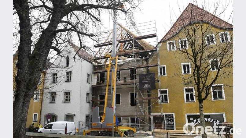 Das Anwesen Schiffgasse 3 stammt im Kern aus dem 14. Jahrhundert. Die Bäume für den Dachstuhl wurden im Winter 1405 gefällt. Drei Amberger haben sich jetzt daran gemacht, es zum alten Glanz zu bringen. Bild: Petra Hartl